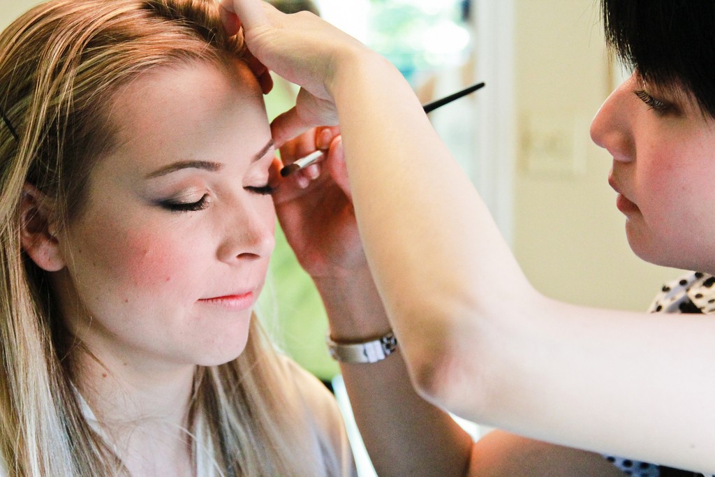 Avail The Services Of Famous Hair and Makeup Artists For Your Wedding