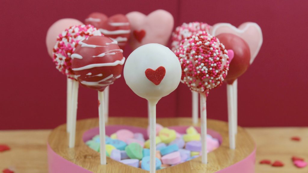 Impress Lovers With Yummy Valentine Cakes